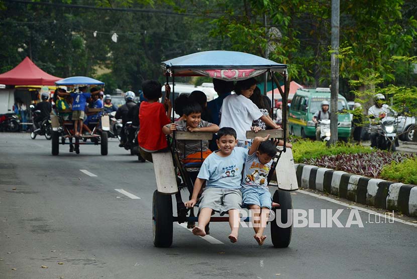 Anak-anak menikmati naik delman 