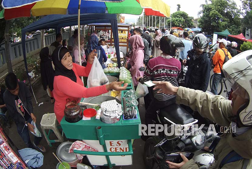 Masyarakat memadati tempat penjualan aneka kuliner, di kawasan Masjid Pusdai, Kota Bandung, Selasa (7/6). (Republika/Edi Yusuf).