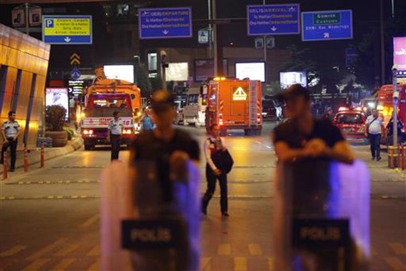 Polisi menjaga Bandara Ataturk Airport di Istanbul, Rabu (29), usai serangan ledakan bom bunuh diri.