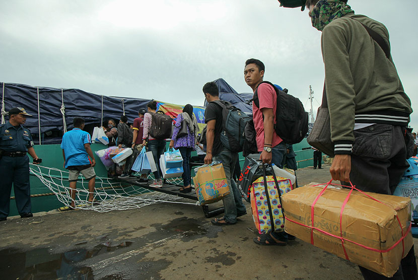 Pemudik naik ke kapal barang Darlin Isabel saat Mudik Gratis Kapal Laut di dermaga Jamrud Utara, Pelabuhan Tanjung Perak Surabaya, Jawa Timur, Rabu (29/6). (Antara/Didik Suhartono)