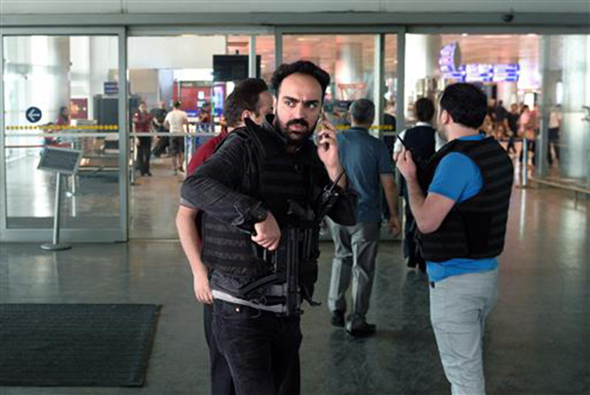 Polisi mengamankan Bandara Internasional Attaturk, Istanbul, Turki, Rabu (29/6), usai diguncang ledakan bom.  (AP)