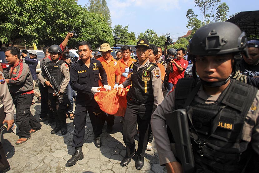 Polisi membawa kantong berisi jenazah Nur Rohman, pelaku bom bunuh diri di Mapolresta Solo, Jawa Tengah, Selasa (5/7).  (Antara/Maulana Surya)