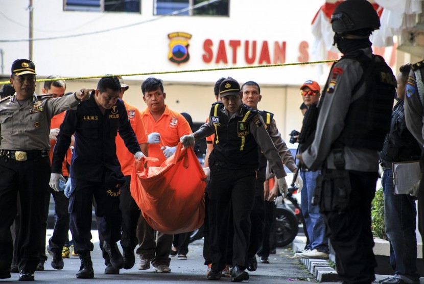 Polisi membawa kantong berisi jenazah Nur Rohman, pelaku bom bunuh diri di Mapolresta Solo, Jawa Tengah, Selasa (5/7).  (Antara/Maulana Surya)