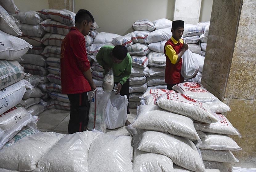 Petugas menyiapkan beras hasil zakat fitrah untuk disalurkan ke warga yang berhak 