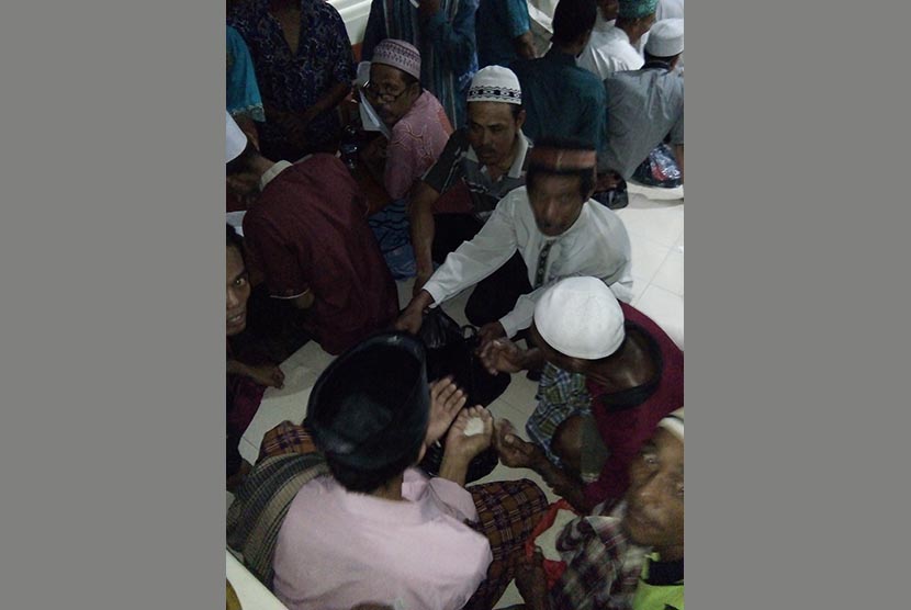   Antusias warga Pulau Panggang, Kepulauan Seribu Utara membayar zakat fitrah di Masjid An-Nikmah.  (Republika/Ali Yusuf)