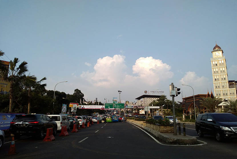  Situasi lalu lintas di Jalur Puncak, Kabupaten Bogor, pada Hari-H Lebaran, Rabu (6/7), dari arah Jakarta menuju Puncak mulai terpantau padat.