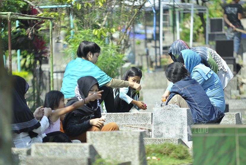 Warga berziarah ke makam kerabat di Taman Pemakaman Umum (TPU) Cikutra, Kota Bandung, Kamis (7/7). (foto : Mahmud Muhyidin)