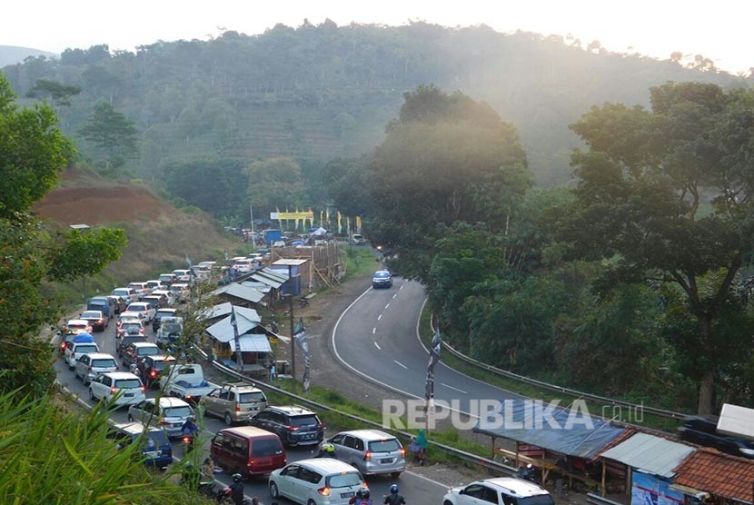 Kemacetan arus lalulintas di jalur selatan Jawa Barat (Jabar) saat melintasi tanjakan Gentong, Kecamatan Kadipaten, Kabupaten Tasikmalaya, Sabtu (9/7) sore. (Ilustrasi)