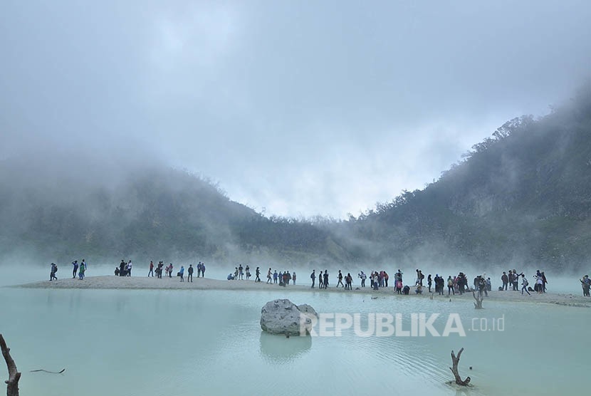  Warga yang tengah berlibur Hari Raya Idul Fitri mengunjungi kawasan wisata Kawah Putih di Ciwidey, Kabupaten Bandung,  Sabtu (9/7).  (foto : Mahmud Muhyidin)