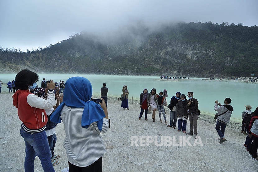 Pengunjung di kawasan wisata Kawah Putih di Ciwidey, Kabupaten Bandung (ilustrasi) 