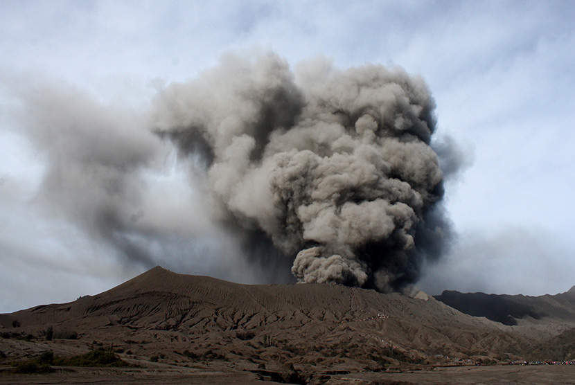 Abu vulkanis menyembur dari kawah Gunung Bromo, Probolinggo Jawa Timur, Selasa (12/7). (Antara/Ari Bowo Sucipto)