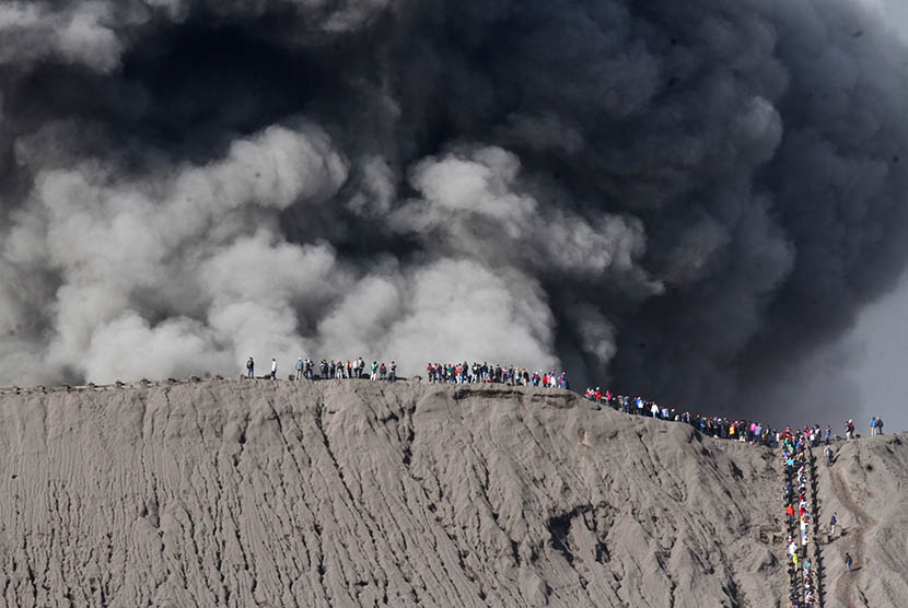 Wisatawan melihat semburan abu vulkanis di tepi kawah Gunung Bromo, Probolinggo, Jawa Timur.  (Antara/Ari Bowo Sucipto)