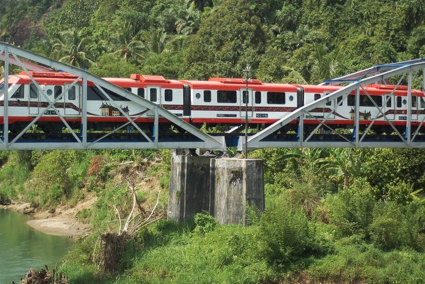 Railbus melewati jembatan kereta api saat ujicoba rute Padang-Kayutanam, di Pasar Usang, Kabupaten Padangpariaman, Sumatra Barat, Selasa (12/7). (Antara/Iggoy El Fitra)