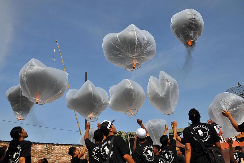 Sejumlah remaja menerbangkan balon plastik berbahan bakar api saat tradisi Seribu Balon Syawalan di Payaman, Magelang, Jateng, Rabu (13/7). (Antara/Anis Efizudin)