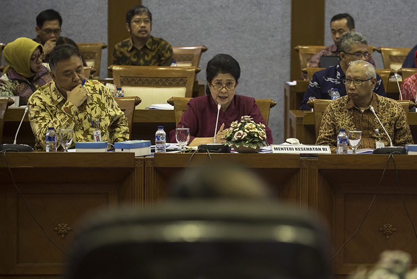 Menteri Kesehatan Nila Farid Moeloek mengikuti rapat kerja dengan Komisi IX DPR di Kompleks Parlemen, Senayan, Jakarta, Rabu (13/7). (Antara/Sigid Kurniawan)