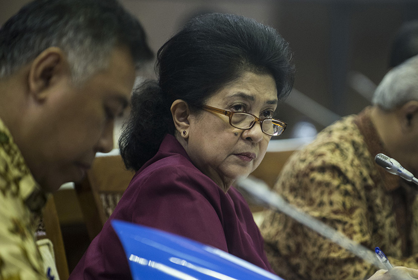 Menteri Kesehatan Nila Farid Moeloek mengikuti rapat kerja dengan Komisi IX DPR di Kompleks Parlemen, Senayan, Jakarta, Rabu (13/7). (Antara/Sigid Kurniawan)