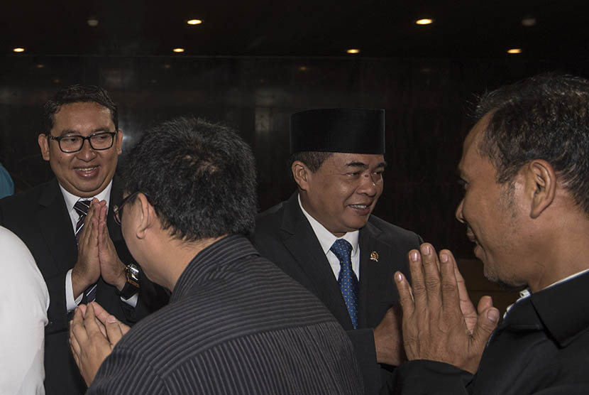 Ketua DPR Ade Komarudin (kedua kanan) didampingi Wakil Ketua DPR Fadli Zon (tengah) bersalaman dengan para pegawai DPR dalam halal bihalal di Kompleks Parlemen, Senayan, Jakarta, Rabu (13/7). (Antara/Sigid Kurniawan)