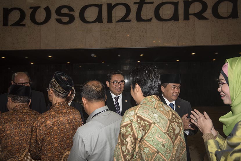 Ketua DPR Ade Komarudin (kedua kanan) didampingi Wakil Ketua DPR Fadli Zon (tengah) bersalaman dengan para pegawai DPR dalam halal bihalal di Kompleks Parlemen, Senayan, Jakarta, Rabu (13/7). (Antara/Sigid Kurniawan)