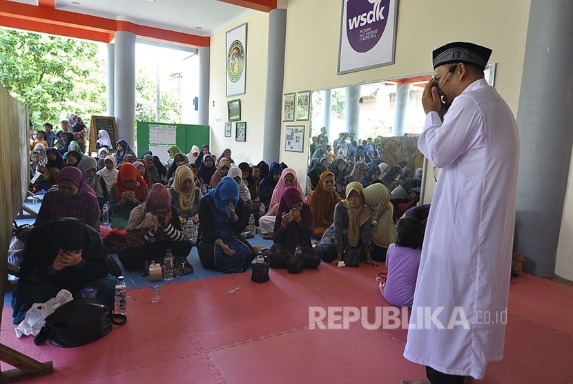 Sejumlah warga bedoa saat Belajar Ruqyah di Dojo Konporyo 67 Academy, jalan Leuwi Anyar Raya, Kota Bandung, Ahad (24/7). (foto : Mahmud Muhyidin)