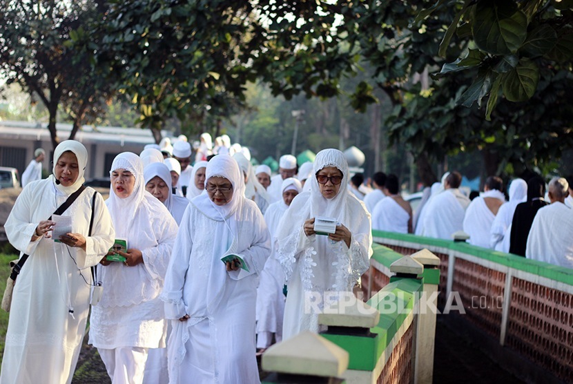  Sejumlah calon jamaah haji mengikuti pelatihan manasik haji di Asrama Haji Pondok Gede, Jakarta, Ahad (31/7). (foto : MgROL_76)