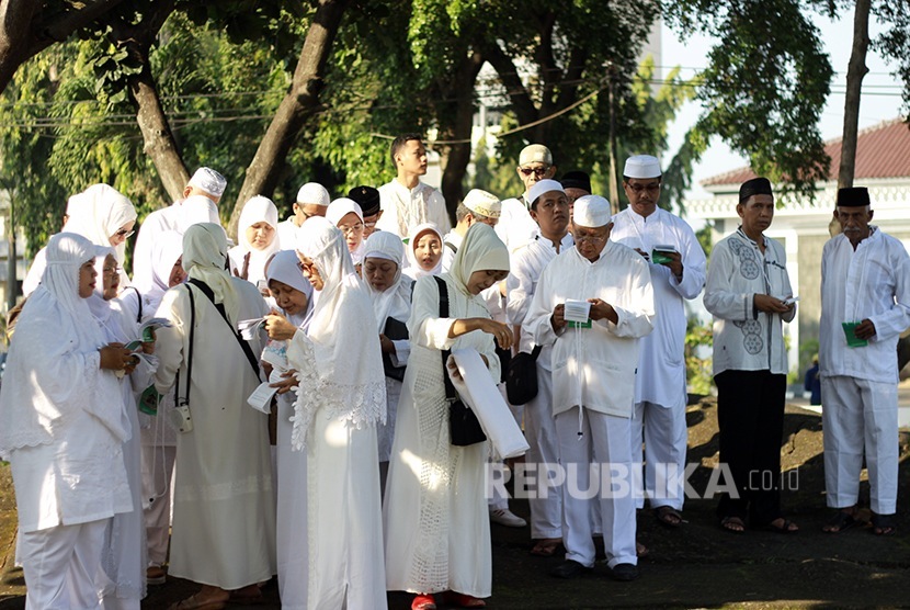  Sejumlah calon jamaah haji mengikuti pelatihan manasik haji di Asrama Haji Pondok Gede, Jakarta, Ahad (31/7). (foto : MgROL_76)