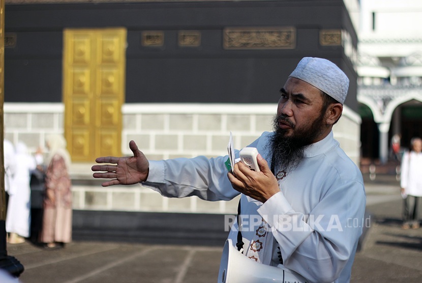 Seorang pemandu manasik haji sedang memberikan panduan kepada calon jamaah haji di Asrama Haji, Pondok Gede, Jakarta Timur, Ahad (31/7). (foto : MgROL_76)