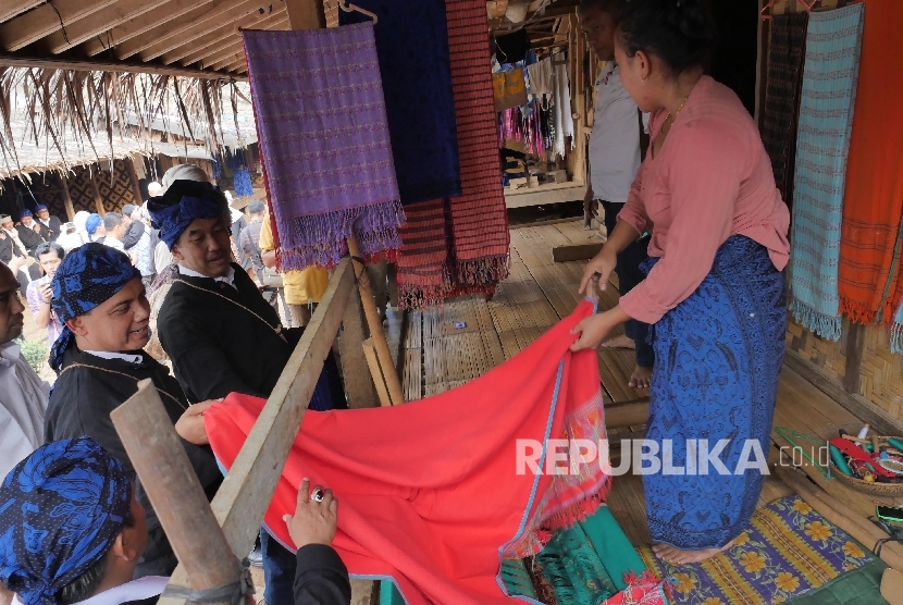 Wanita Baduy menawarkan kain hasil tenunannya kepada pengunjung Kampung Ciboleger, Baduy. (ilustrasi)