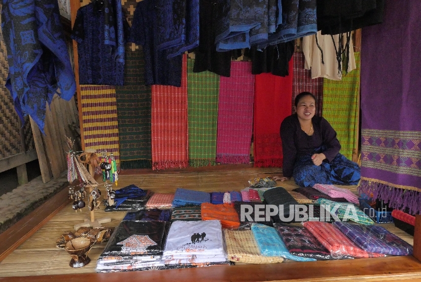 Warga Baduy dengan berbagai barang khas Baduy yang dibuat secara manual oleh wanita Baduy. (Foto: Yogi Ardhi)