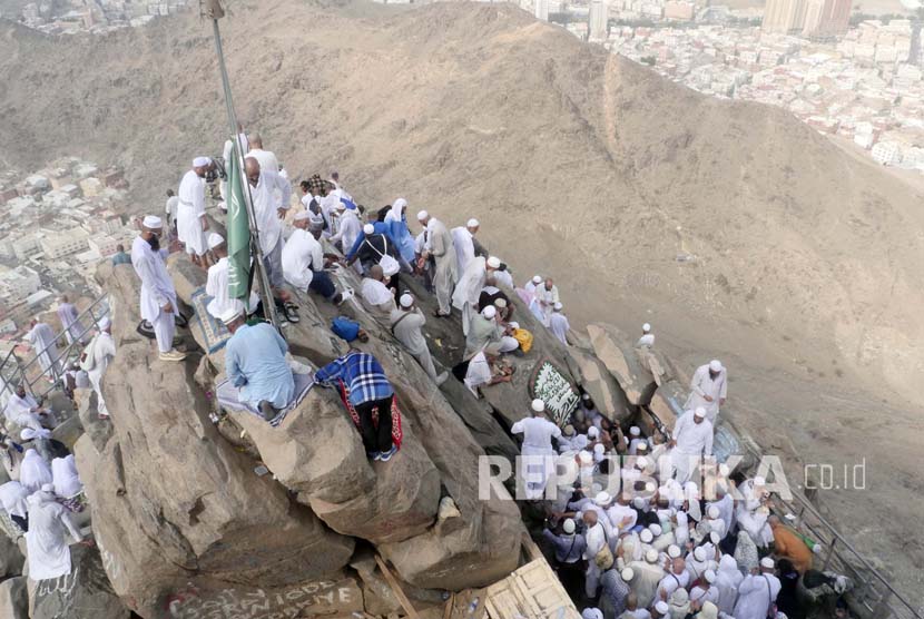  Proses Turunnya Wahyu. Foto: Gua Hira di Jabal Nur, Makkah, dipadati ratusan jamaah haji yang berziarah ke lokasi pertama kalinya wahyu turun kepada Nabi Muhammad.