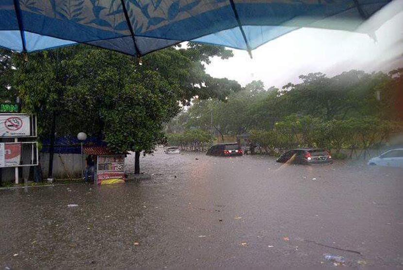 Banjir melanda kota Bandung, Senin (24/10).