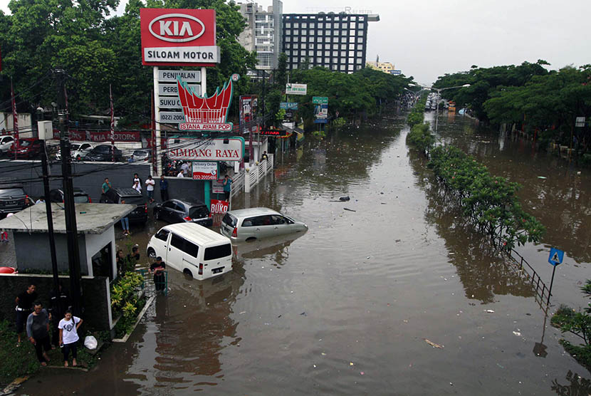 Sejumlah kendaraan terjebak banjir di kawasan Pasteur, Bandung, Jawa Barat, Senin (24/10).  (Antara/Agus Bebeng)