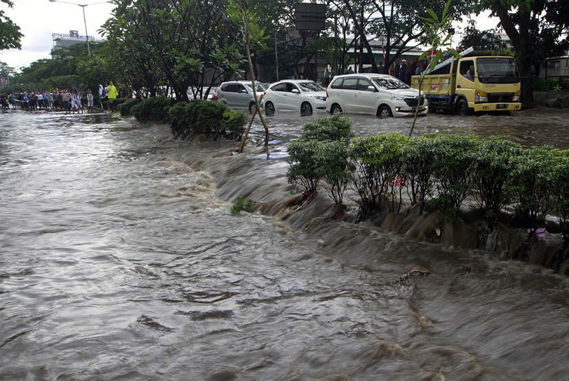 Sejumlah kendaraan terjebak banjir di Jalan Pasteur, Bandung, Jawa Barat, Senin (24/10).  (Antara/Agus Bebeng)