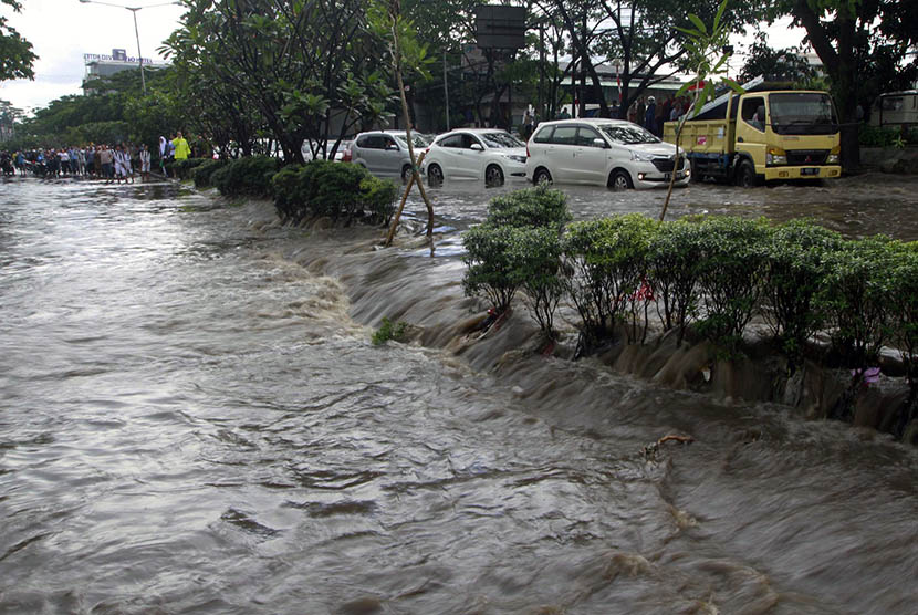 Sejumlah kendaraan terjebak banjir di kawasan Pasteur, Bandung, Jawa Barat, Senin (24/10).  (Antara/Agus Bebeng)