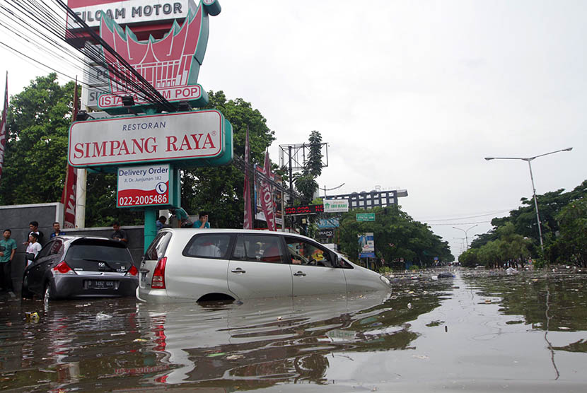 Sejumlah kendaraan terjebak banjir di kawasan Pasteur, Bandung, Jawa Barat, Senin (24/10).  (Antara/Agus Bebeng)