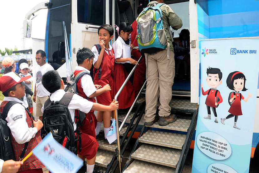  Para pelajar SD antre untuk menabung dengan tabungan Simpel (simpanan pelajar) pada mobil keliling Bank BRI yang ada di bazaar Inklusi Keuangan Untuk Rakyat, Sabtu (29/10) di lapangan Palembang Trade Center (PTC). (Republika/Maspril Aries)