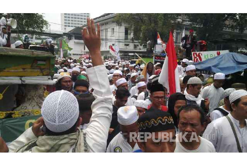  Ribuan jamaah mulai memadati Masjid Istiqlal sejak Jumat (4/11) pagi hari, untuk mengikuti aksi unjuk rasa penistaan agama.  (Republika/Edwin Dwi Putranto)