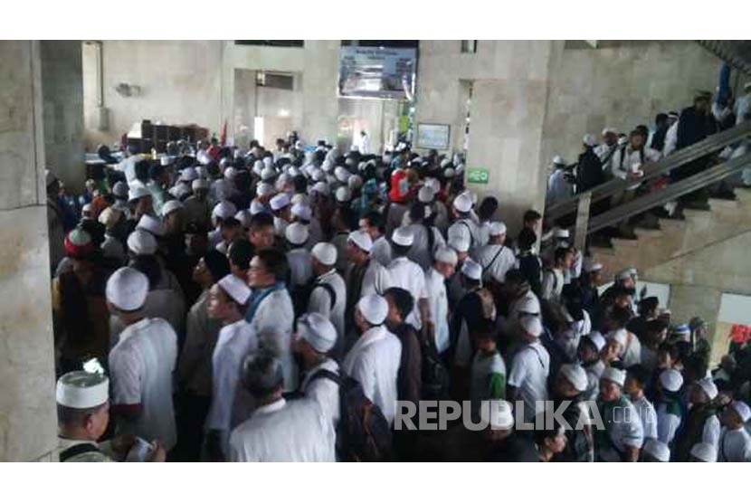  Ribuan jamaah mulai memadati Masjid Istiqlal sejak Jumat (4/11) pagi hari, untuk mengikuti aksi unjuk rasa penistaan agama.  (Republika/Edwin Dwi Putranto)