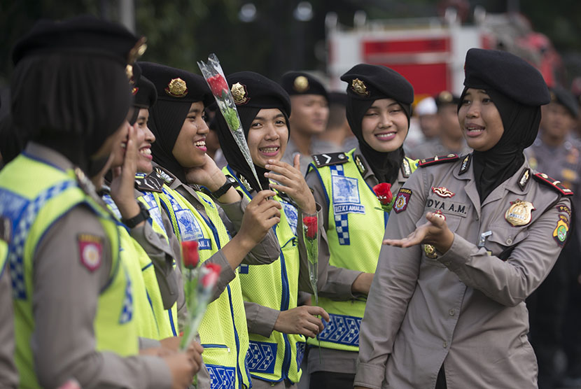 Para polisi wanita berjilbab ditempatkan di Jalan Ridwan Rais dalam aksi damai 4 November, Jakarta, Jumat (4/11). P