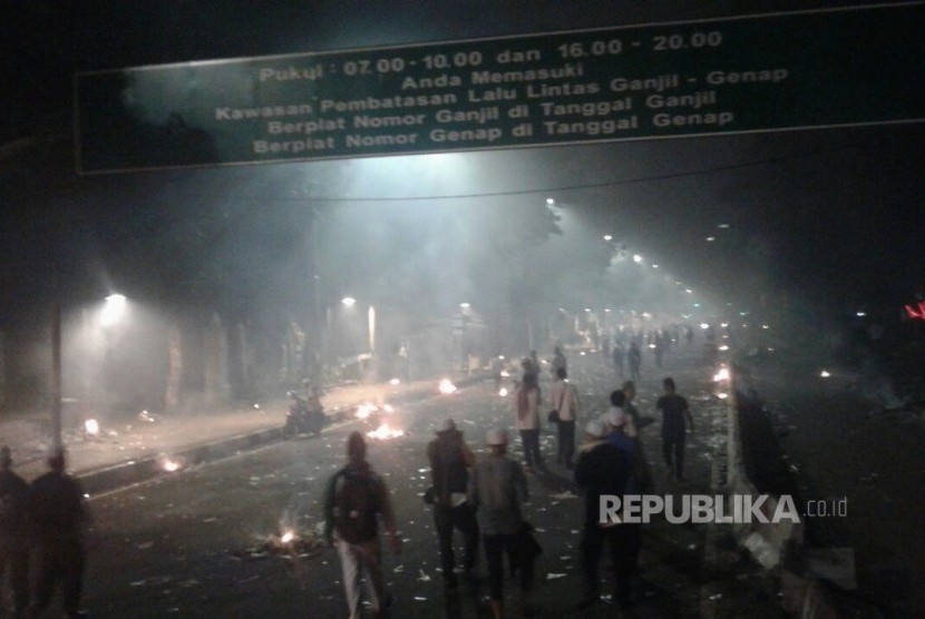 Peristiwa kericuhan yang terjadi di Jalan Medan Merdeka Barat, Jakarta, Jumat (4/11) malam.