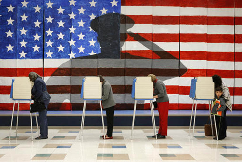  Warga Amerika Serikat  memberikan suara dalam pilpres Amerika Serikat di Richmond, Selasa (8/11). Ilustrasi.