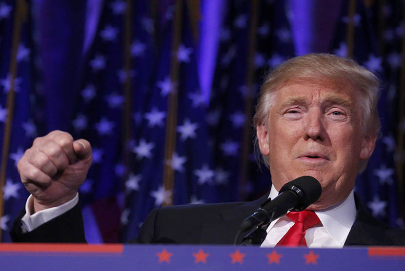 Kandidat Presiden AS terpilih Donald Trump menyampaikan pidato di depan pendukungnya Melania di Manhattan, New York, Rabu (9/11).