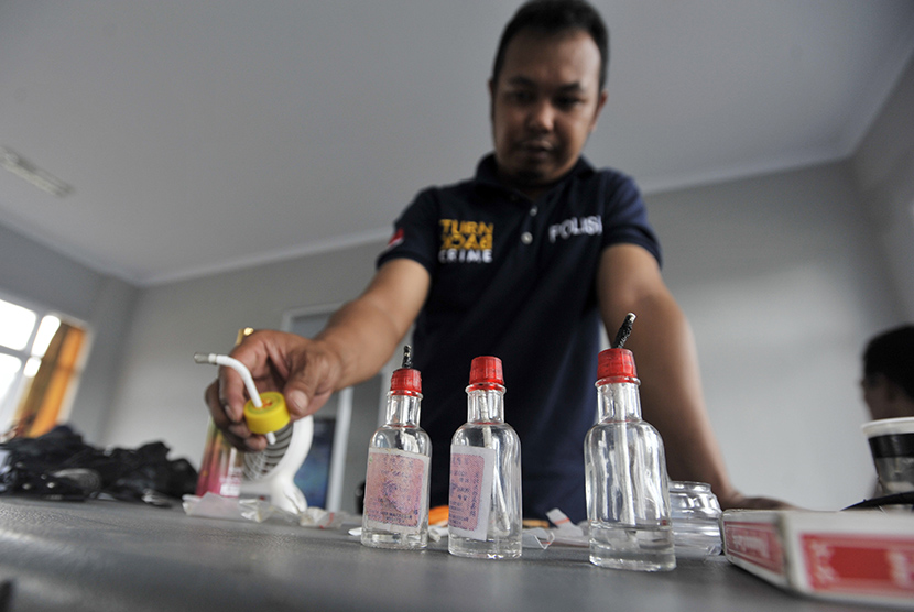 Polisi memperlihatkan barang bukti hasil sitaan saat dilakukan razia gabungan di Rutan Kelas I Makassar, Sulawesi Selatan, Rabu (16/11). 