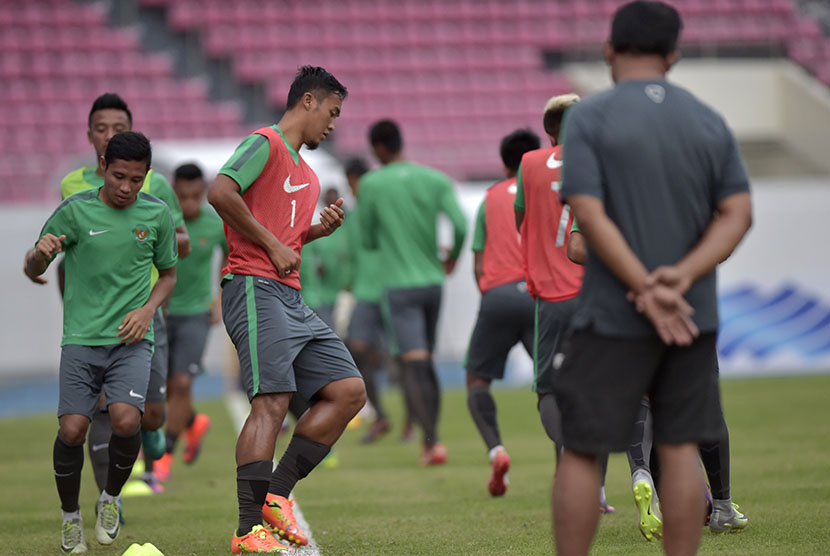 Pesepak bola Timnas Indonesia berlatih saat uji coba lapangan di Phillippine Sport Stadium, Bocaue, Filipina, Jumat (18/11). T