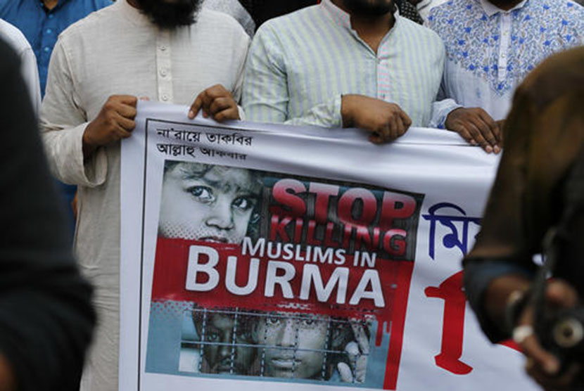  Aksi unjuk rasa memprotes penindasan warga Muslim Rohingya yang dilakukan oleh pemerintah Myanmar. 