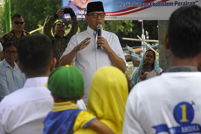 Calon Gubernur Banten nomor urut 1 Wahidin Halim (tengah).