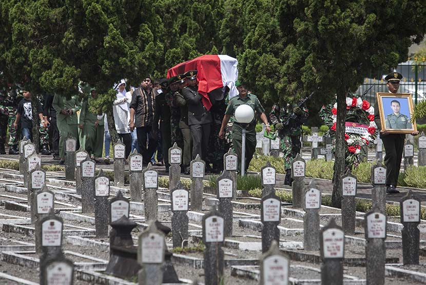 Anggota TNI membawa peti berisi jenazah korban heli jatuh Letnan Satu CPN Ginas Sasmita Aji saat prosesi pemakaman di Taman Makam Pahlawan Kusumanegara, Yogyakarta, Selasa (29/11). 