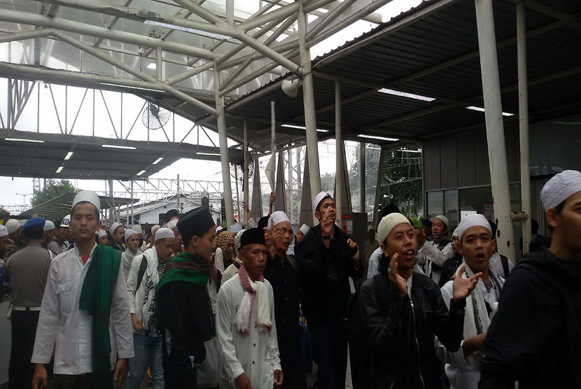 Peserta aksi 212 memadati Stasiun Bogor, Jumat (2/12).