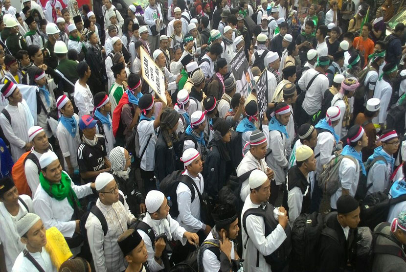  Peserta Aksi Bela Islam III memadati lapangan Monas, Jakarta, Jumat (2/12). 