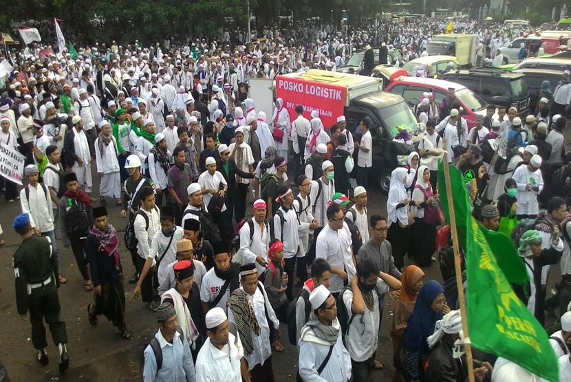  Peserta Aksi Bela Islam III memadati lapangan Monas, Jakarta, Jumat (2/12). 