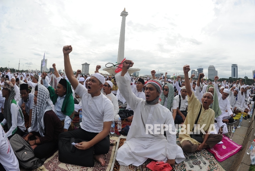 Ribuan umat Islam mengikuti aksi super damai 212 di Lapangan Monas, Jumat (2/12).